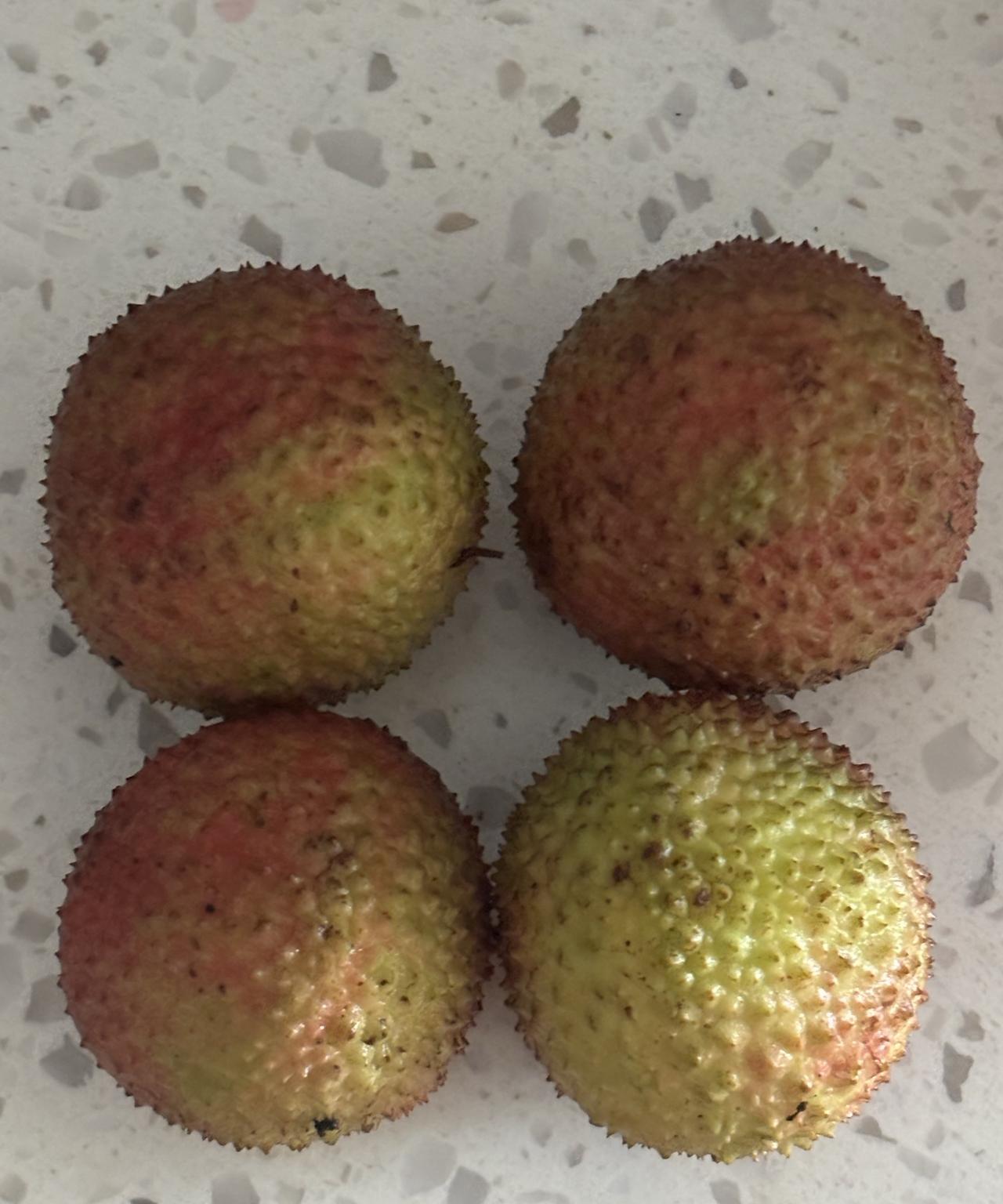 网上刚刚辟谣说广西的荔枝没有乱大街，今早武汉街头的妃子笑就只有7元一斤了，价格腰