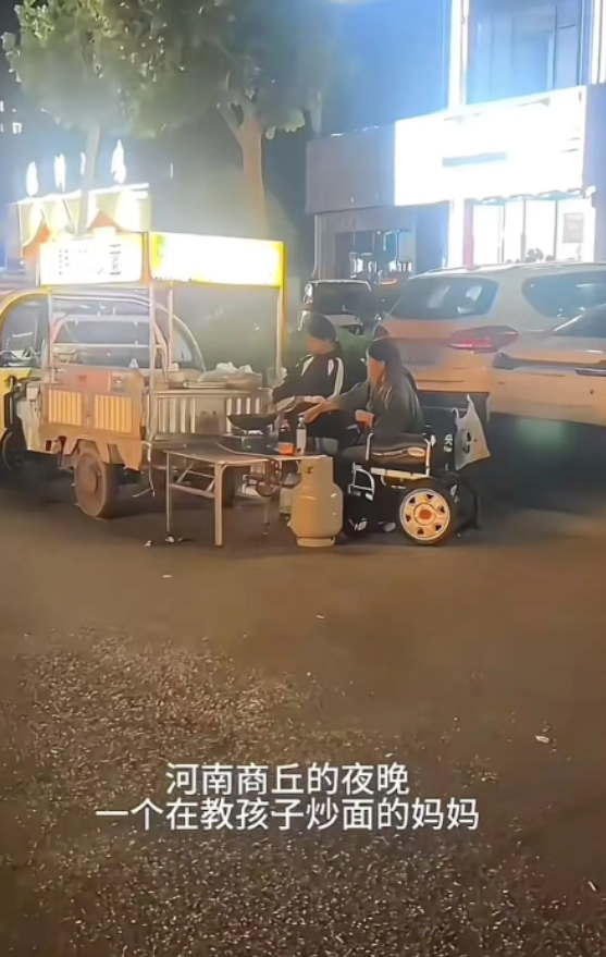 “泪目！”河南商丘，一男子看到一对母女在深夜摆摊卖炒面，顿感可怜，在了解情况后支