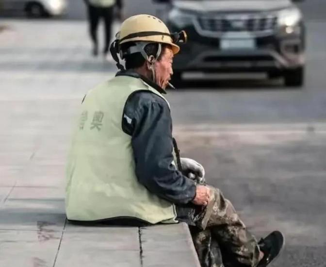 为啥有些活儿明明不轻松，到手的钱却少得可怜？因为你和老板之间，可能还隔着一个“二