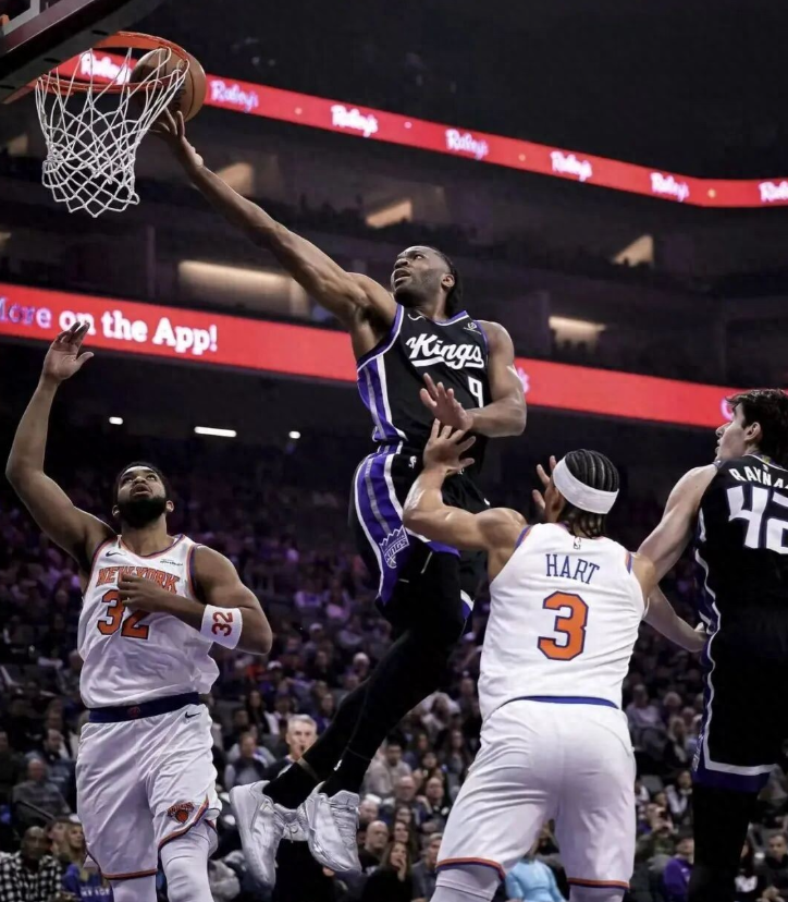 NBA常规赛继续开打，本场国王主场迎战尼克斯，最终经过四节较量，国王112-10