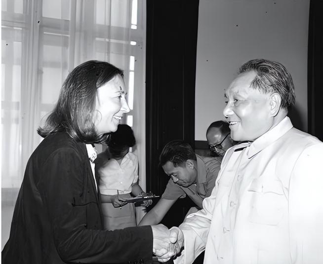 天安门毛主席像会挂到何时？早在1980年，邓小平就给出了答案！
1980年8月的