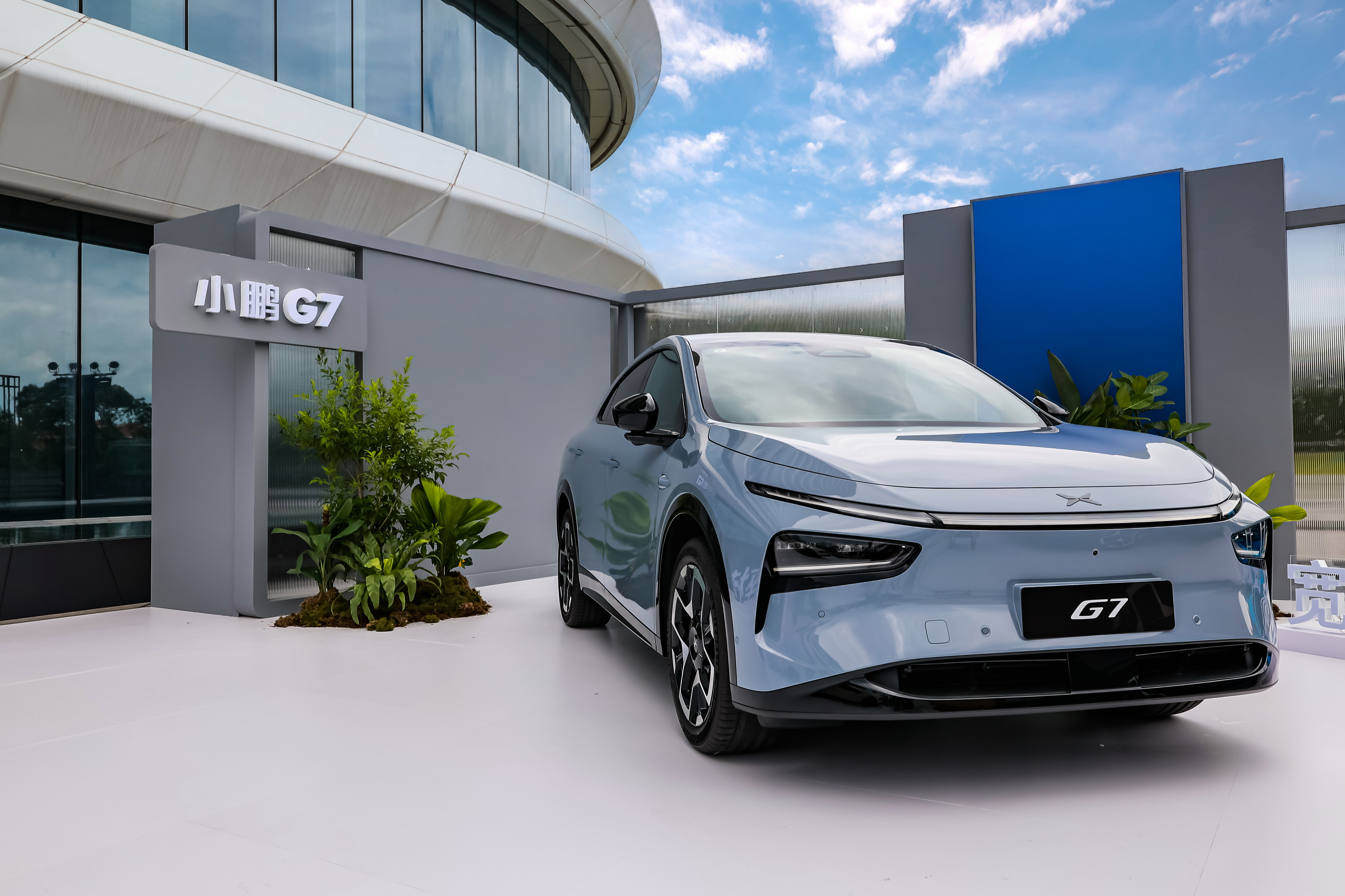 朋友们，小鹏家新出的智能家庭SUV——G7全球亮相啦！预售价23.58万起，现在
