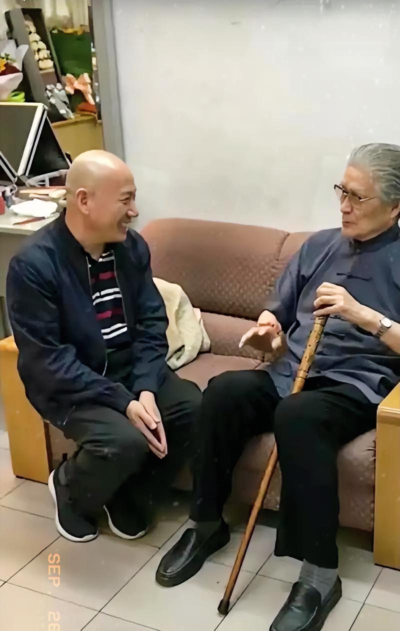 京剧名家孟广禄到家中看望老艺术家篮天野，两人亲切交流互致问候，体现了对老艺术家的