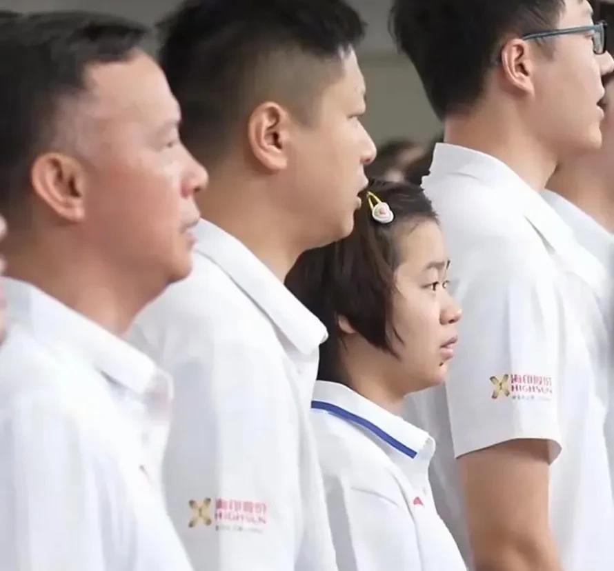 全红婵参加百日誓师大会，没有领誓也没有站C位。
全红婵站在人群里，显得瘦瘦小小的