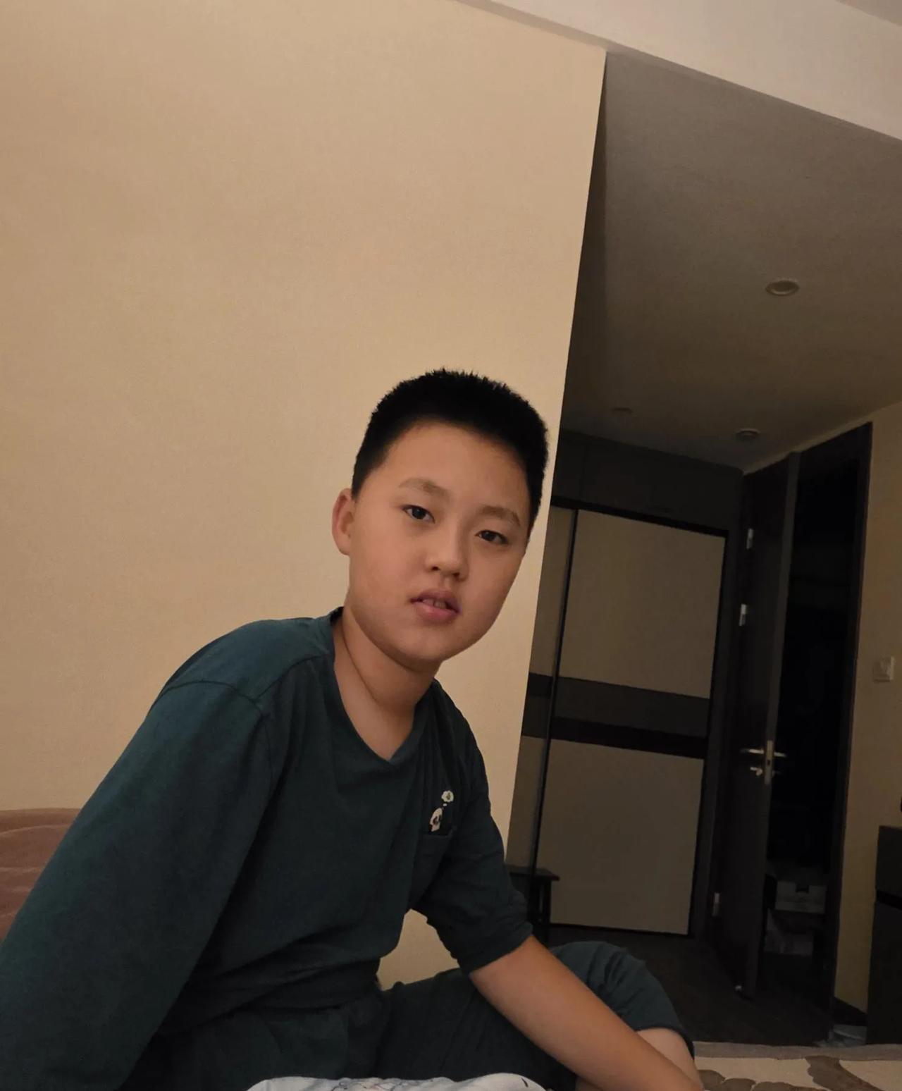 昨晚被外孙吓我一跳，半夜坐起来做开枪的动作，嘴里还突突突……
这些日子老说我打呼