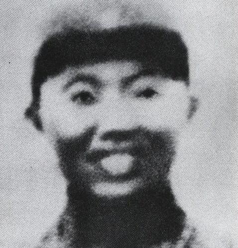 1942年，传奇神枪手王凤麟被叛徒出卖，困于山巅，弹尽粮绝，只剩最后一颗子弹。他