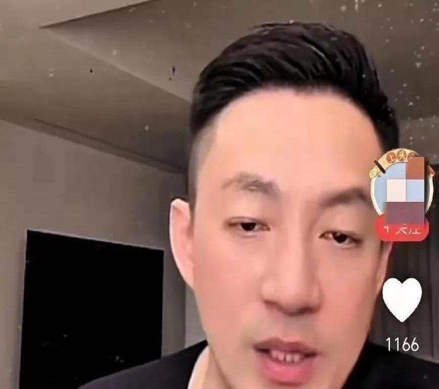 在一场跨国会议上，汪小菲顶着一头七彩脏辫，坚持开完了长达三小时的视频会。屏幕那头