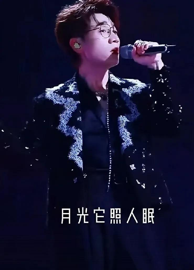 这歌怎么这么好听，这两个人唱得怎么这么好啊，循环了好多遍还想听。
两人一起在台上