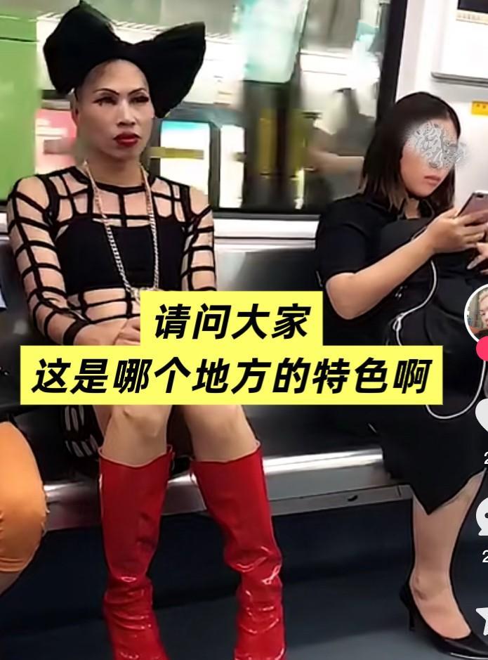 在广州地铁里，出现了一个打扮很特别的美女，她的头上不知道是打了一个大大的蝴蝶结，