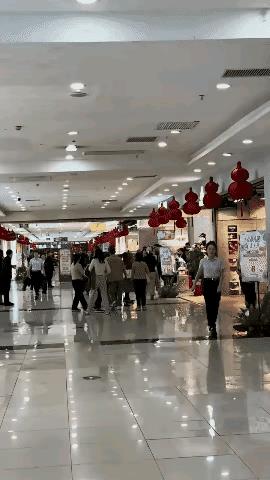 哎哟，妈呀！这上演更大型装B秀场的，是辽篮的赵继伟吗？
看现场，又没被围追堵截，