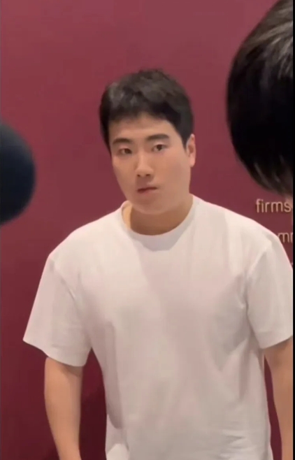 大胖真的有两儿子了吗？这眼神看上去像未婚啊[大笑]
看着大头说好难啊！胖心想：这