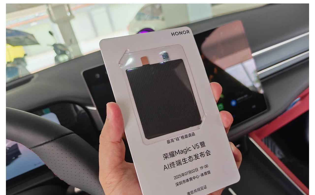 荣耀Magic V5搭载的青海湖刀片电池也太薄了吧，薄到刚刚在拍照时都对不上焦距