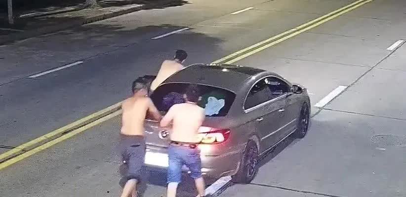 酒后推车：荒诞与理性的街头“剧”。近日，襄阳街头一幕令人忍俊不禁又陷入思索。三位