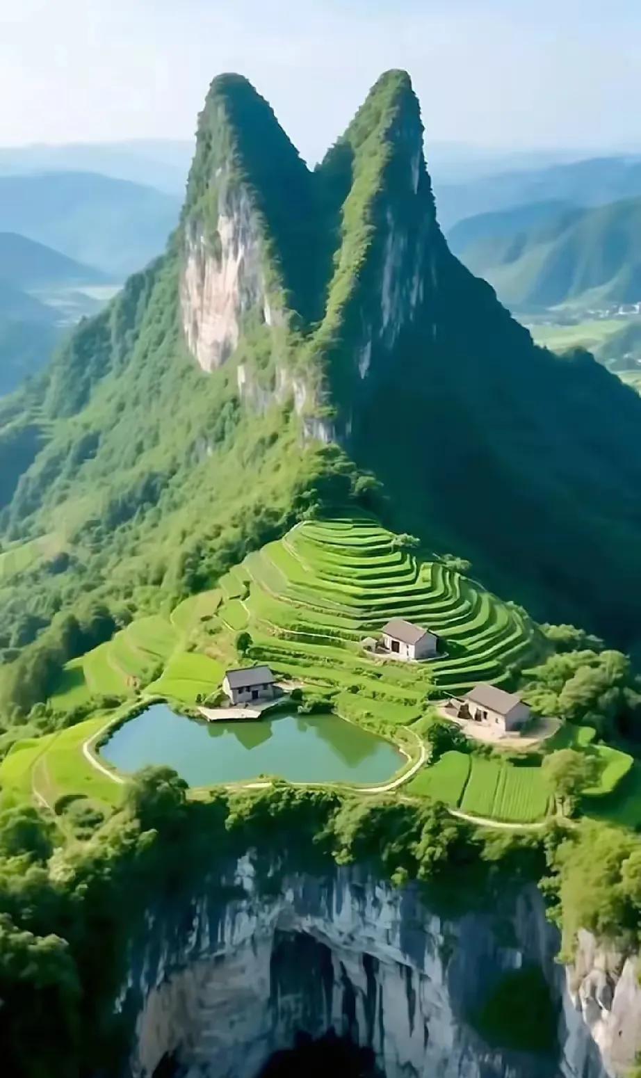 五绝·奇山风景
文/方立新
奇山风景美，
峭壁有梯田。
镜水盛天雨，
村房建顶巅