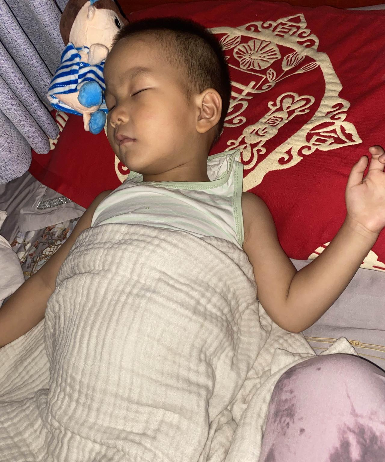 我被孩子的话整破防了，他才两岁多，
晚上睡觉时孩子说：奶奶，爸爸妈妈上班了，你带