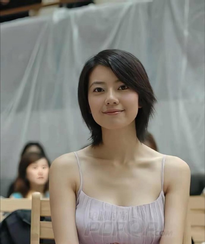 高圆圆早期活动现场，那时的她确实是清纯的代名词，笑容甜美宛如初恋。 ​​​