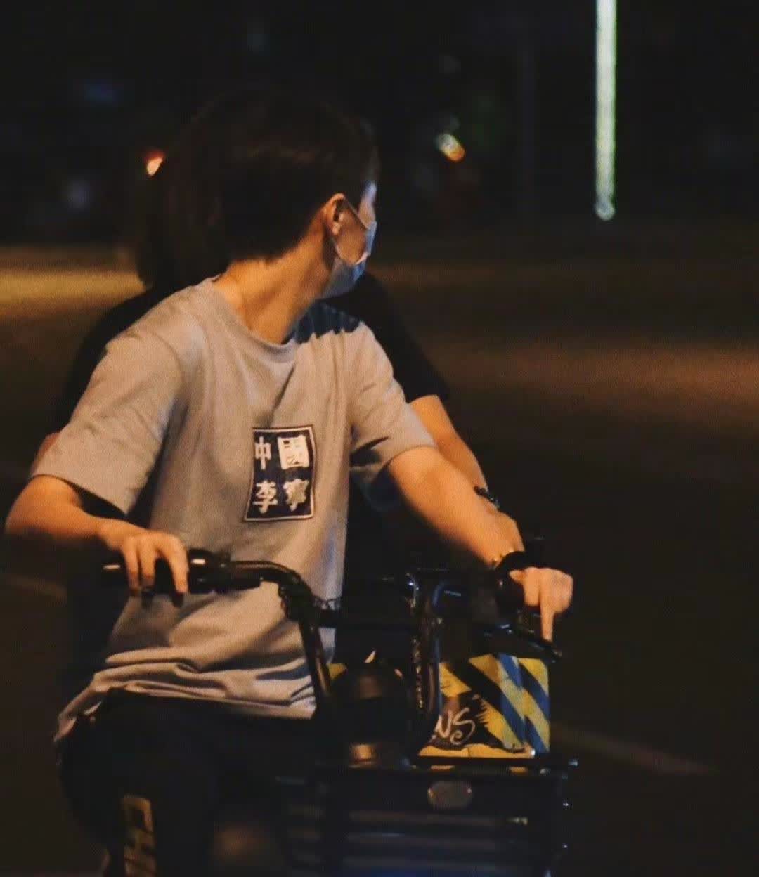 用中指刹车的曼昱 好像明白了曼昱vlog里骑自行车为什么要给手打码了