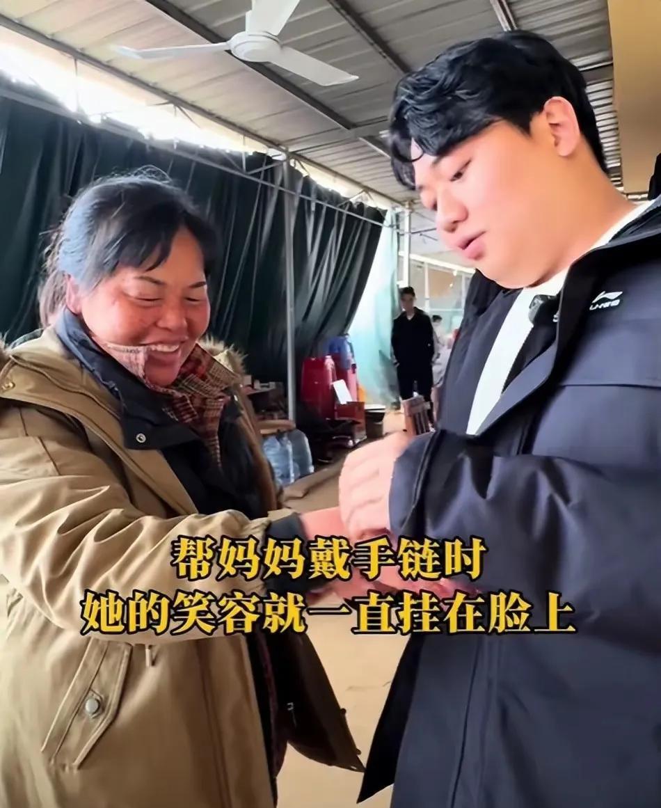 全红婵妈妈笑开花了[呲牙]！
三八妇女节，全红婵的哥哥全进华给妈妈买了一个金手链