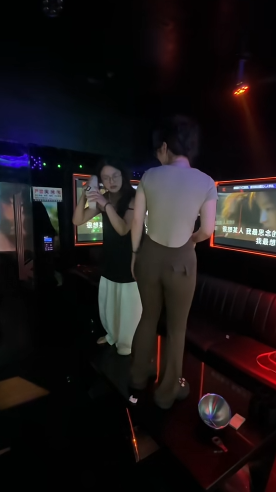 当我和姐妹去ktv唱歌……