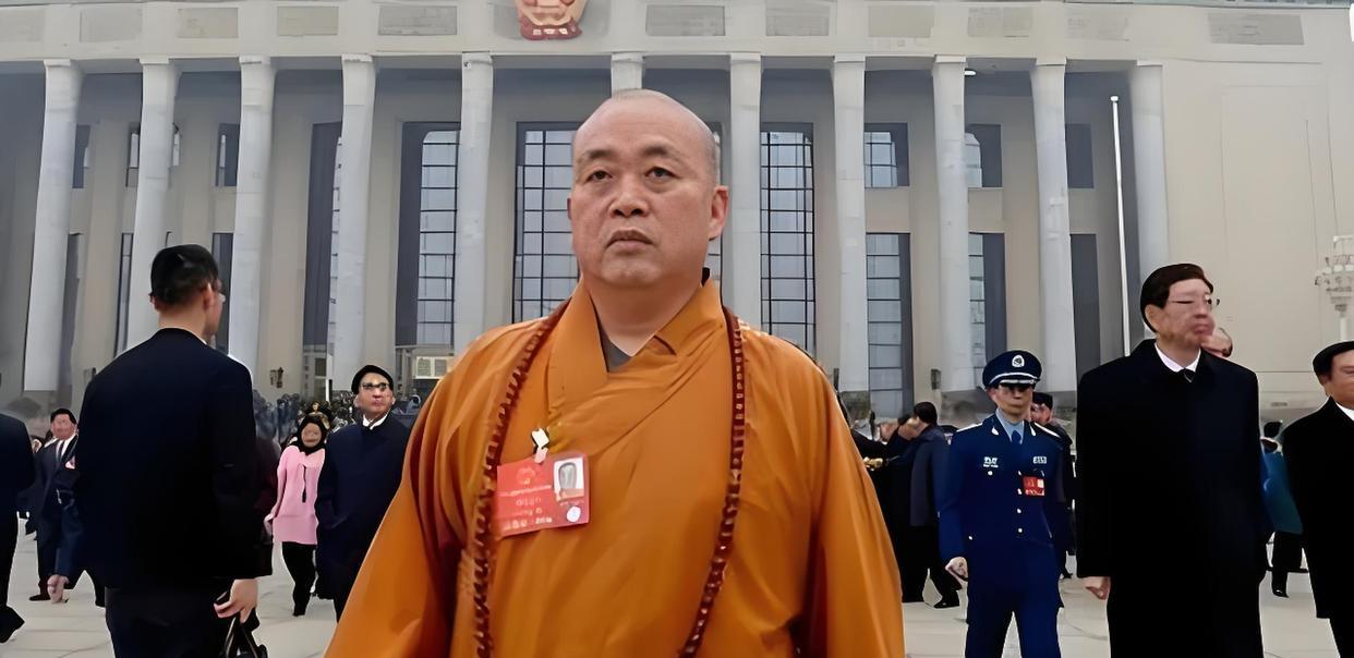 大和尚栽了。大和尚也有七情六欲。大和尚俗根扎得太深，剪不断，理还乱。大和尚遁入山