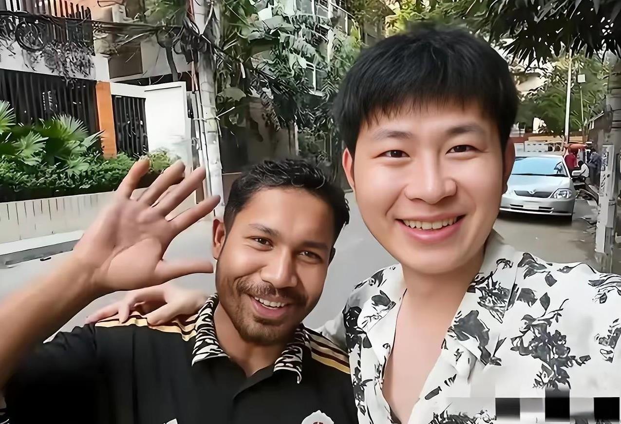 一哥养父母太会赚钱了，10岁收养一哥，给口简单的饭吃，哥哥妹妹上学，一哥就可以帮
