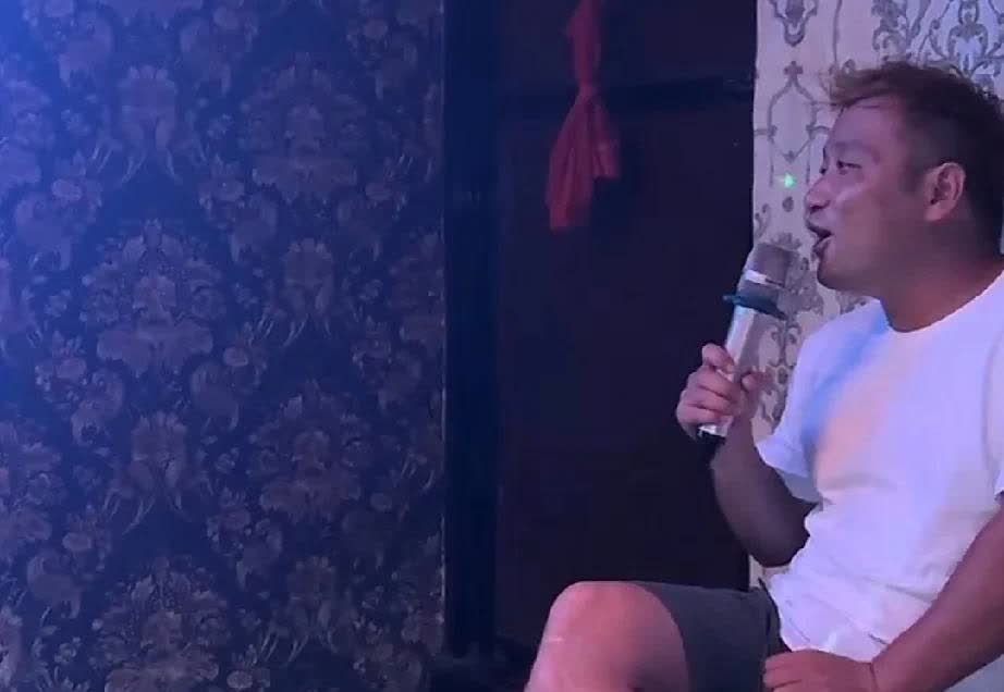 合金在KTV唱歌，俺不关心他的音色好不好听，也不关心他的音准、节奏出没出问题，更
