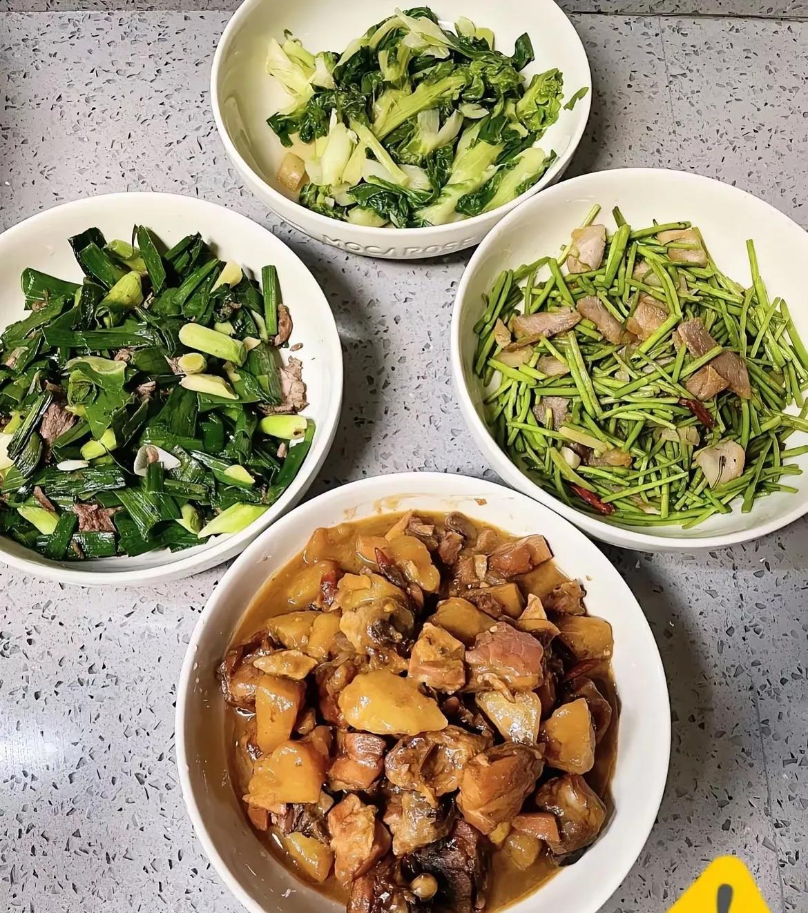 婆婆做的午饭，这样的你有食欲吗？
我反正看了就没胃口，甚至有点饱。每月交600块