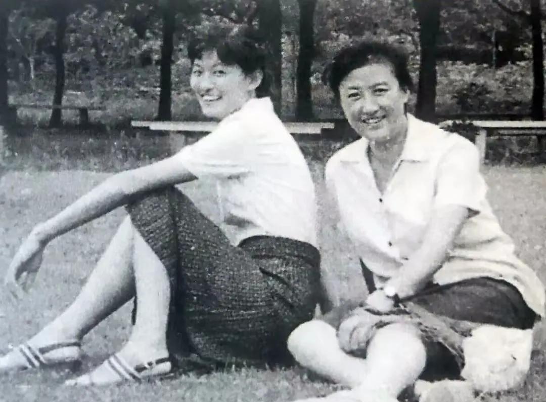 八十年代初，著名电影艺术家黄宗英（右）和女儿赵桔在一起的合影。