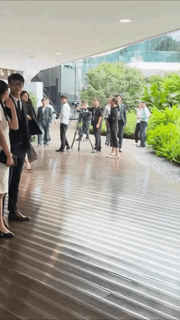 女明星里面穿着高跟鞋走路最好看的就是《封神榜》里面妲己的扮演者娜然了。虽然她现在