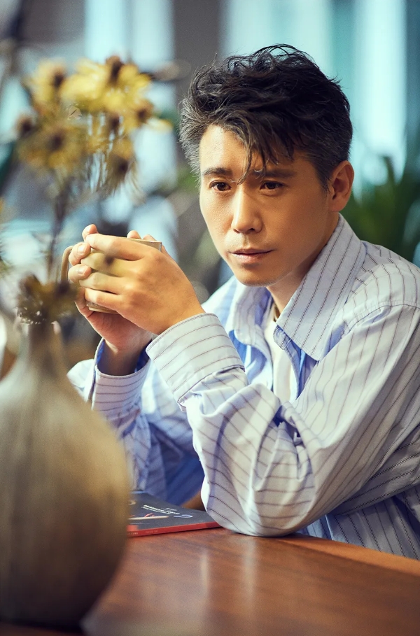 李乃文说： 一次同学聚会，我举着酒杯愣是没找着朱媛媛。辛柏青默默掏出手机，屏保是