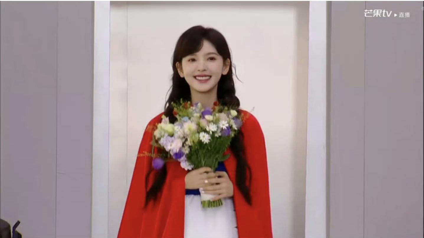 章若楠穿红斗篷抱花差点摔，笑到露牙床也太甜了