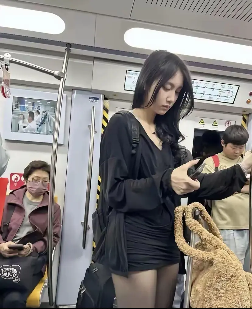 美女看着挺苗条的，腿为啥这么粗？
