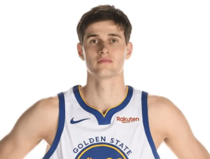 勇士将裁掉他们的双向合同球员亚历克斯-图希。
图希需要接受膝盖手术，赛季报销。