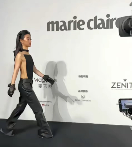 担心的事情还是发生了，她终究还是没逃过娱乐圈的污染，路线越来越抽象了！侧面第一眼