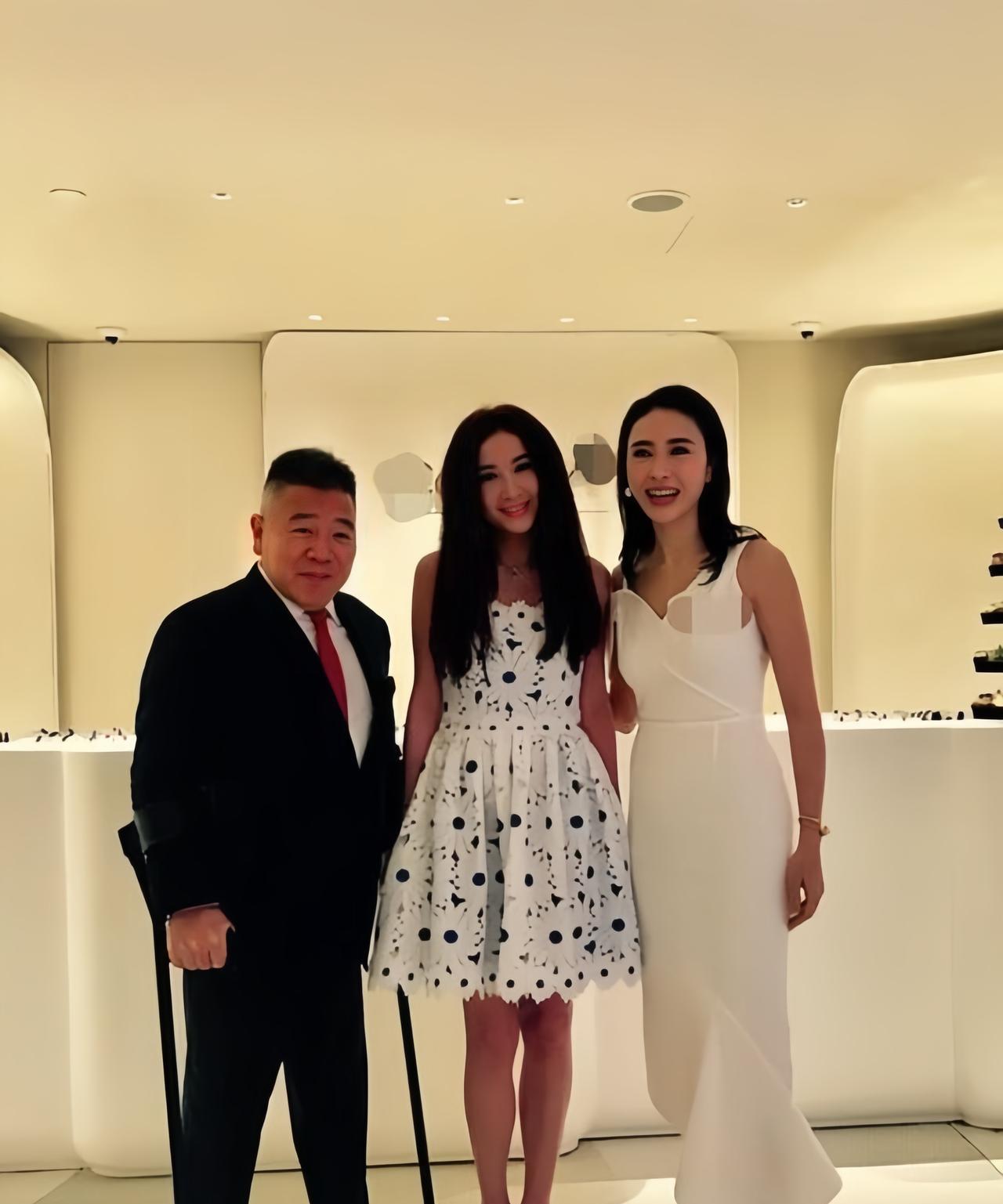 黎姿和老公马廷强与温碧霞合影的画面，温碧霞穿着碎花裙子，站在C位，好少女风的感觉