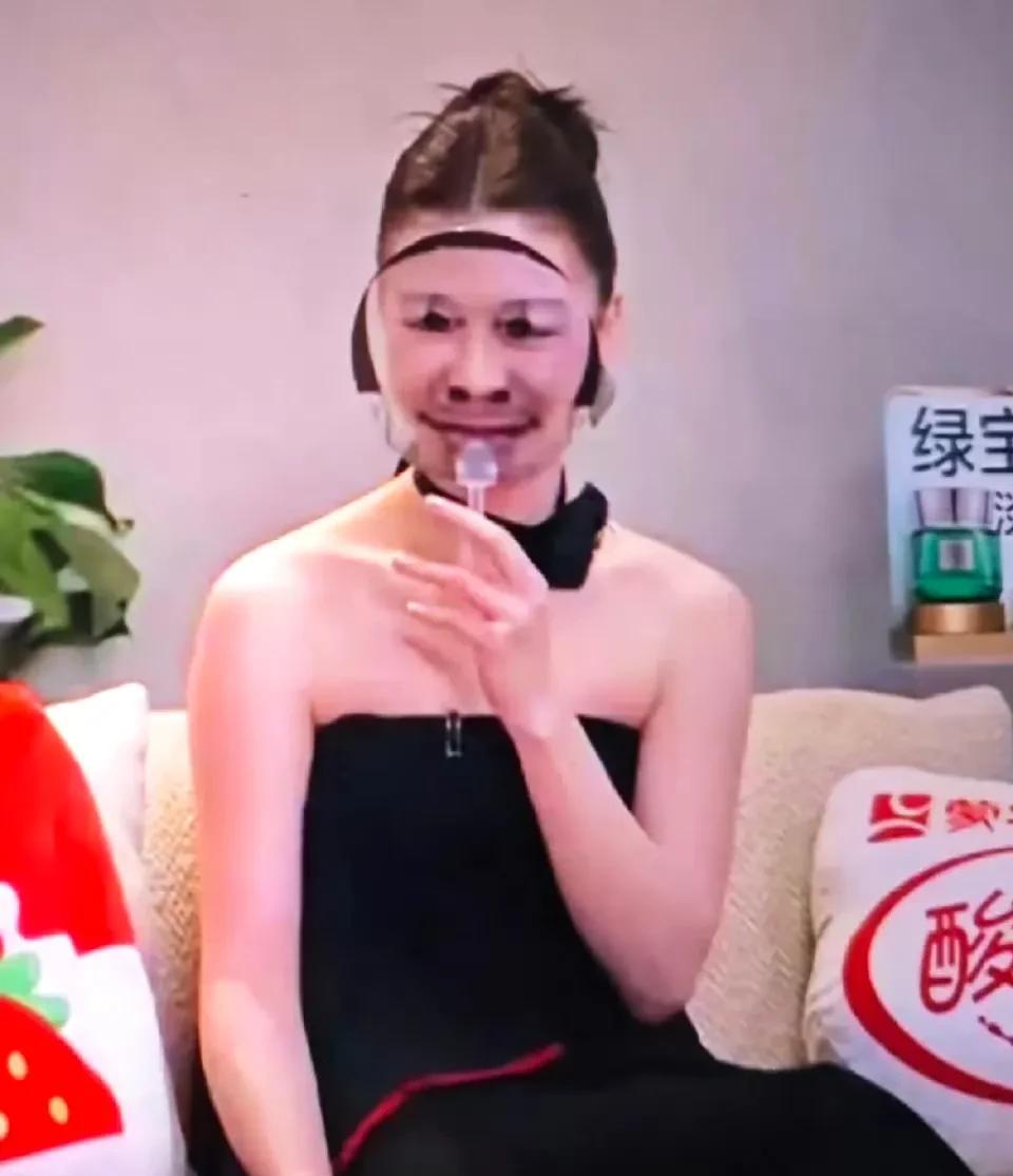 谁懂啊，真的太喜欢单依纯了
特别抽象的一个小女孩儿啊
尤其是最近她改编的李白，乍