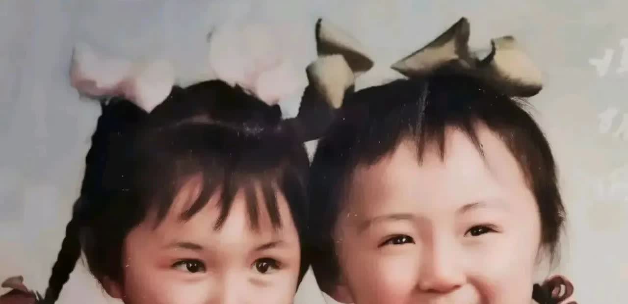 杨钰莹从小美到大。小时候的她，眼神清澈明亮，脸蛋肉嘟嘟的，透着一股天真无邪的可爱