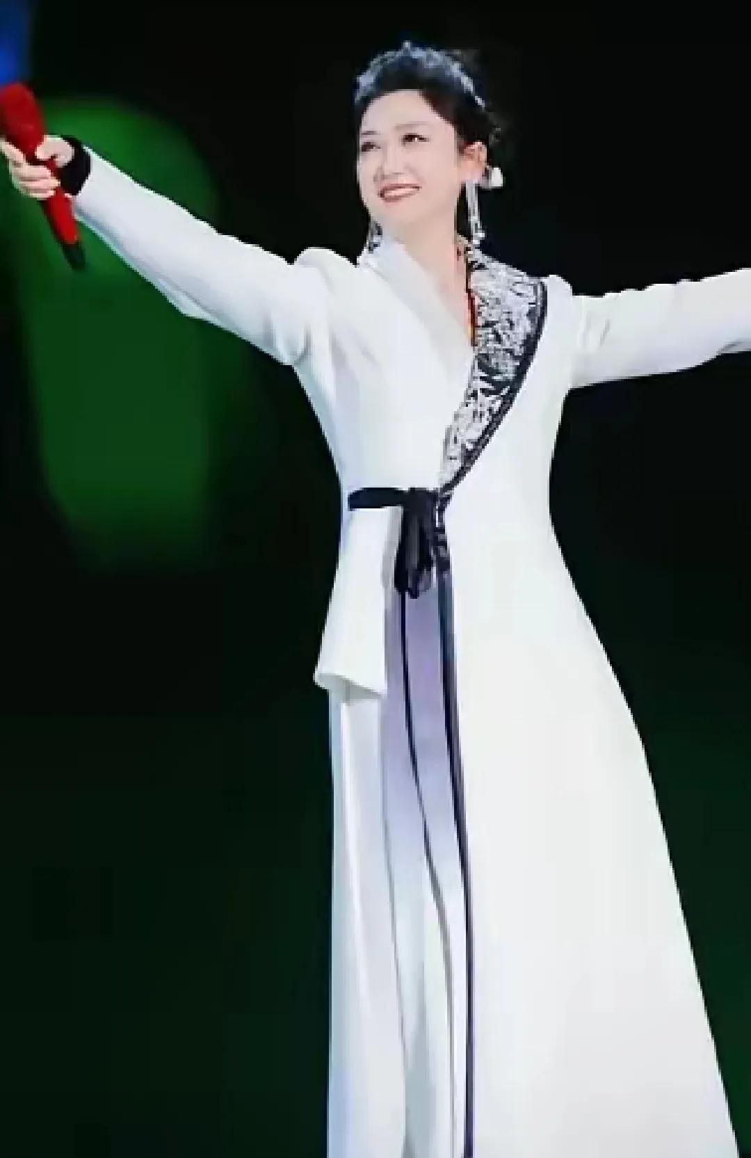 青岛万人合唱！曾毅一开嗓，玲花当场泪崩！20年“混子”标签今夜撕碎！
青岛的夜，