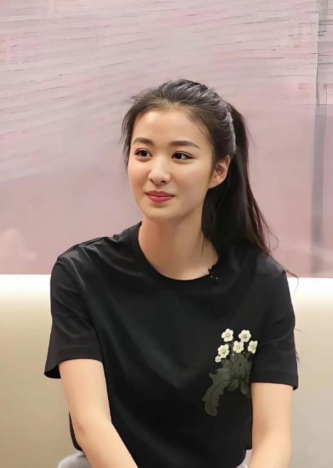 这是王楚然刚满19岁时接受采访时的样子。是不是网传的那种惊为天人的美先搁一边，最