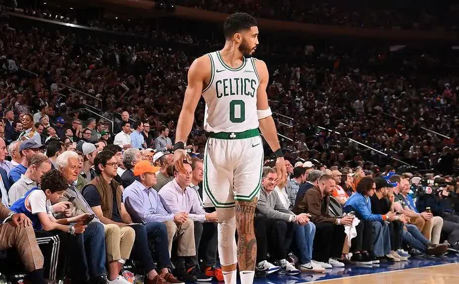 意外受伤！今天上午进行的NBA东部半决赛G4战中，凯尔特人113-121不敌尼克