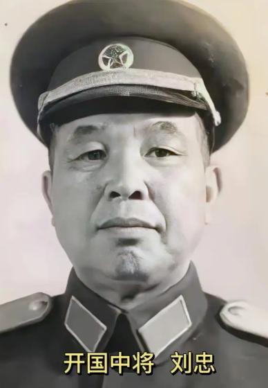 1950年，离家参军20多年的开国中将刘忠回乡寻母，却发现母亲沿街乞讨。他跪在母