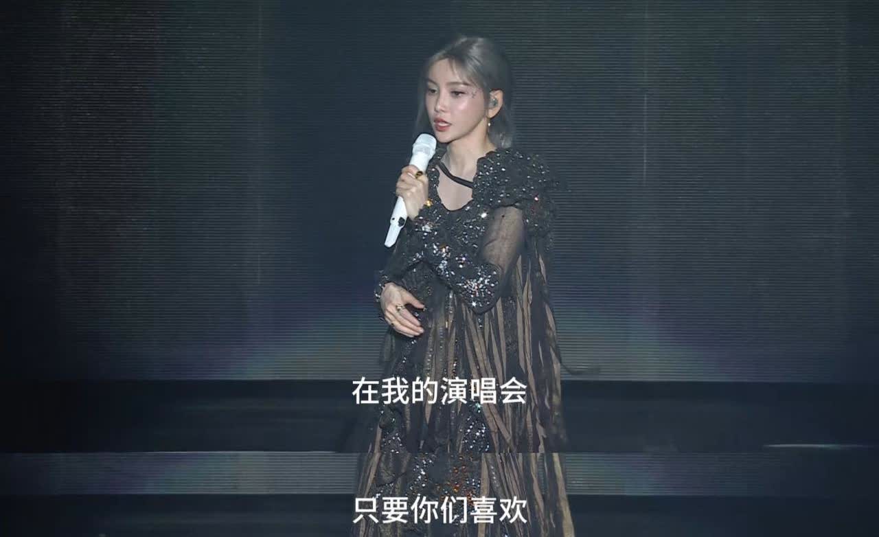 于文文回应粉丝穿婚纱看演唱会
真的有被于文文这句话狠狠戳中！面对穿婚纱看演唱会
