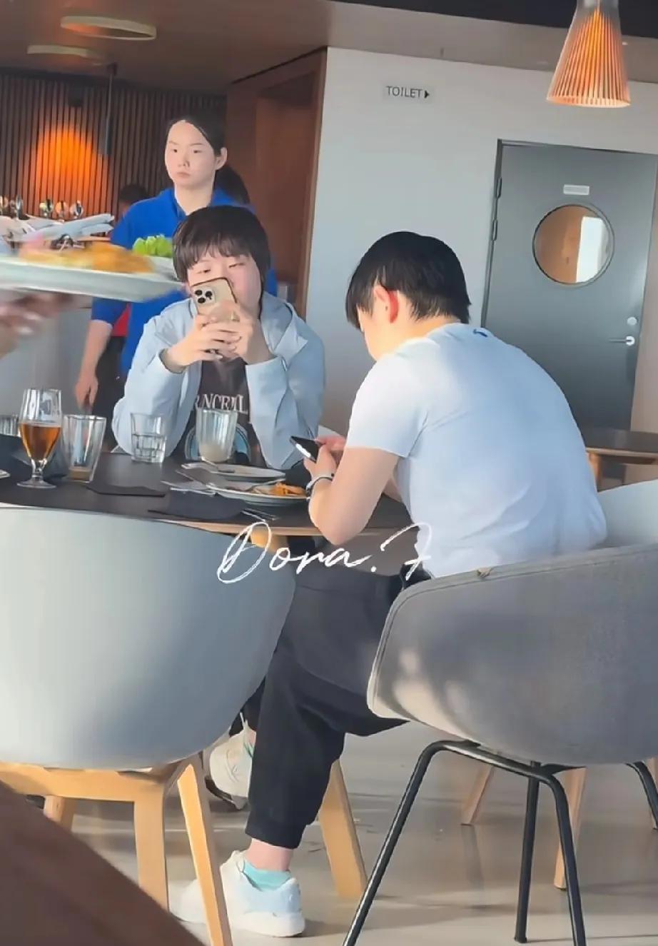 孙颖莎、蒯曼与何卓佳三个小姐妹共进早餐时间！你们三个也太松弛感拉满啦！
看得出来
