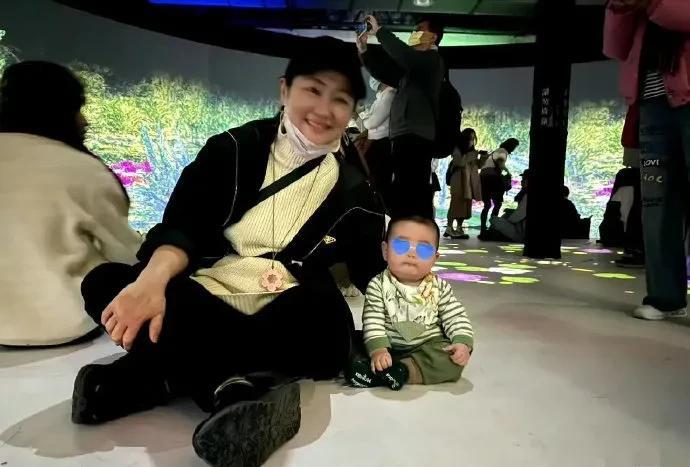 Selina自从有孩子后，感觉一副有子万事足的心态，事业上也没那么拼了。
毕竟当