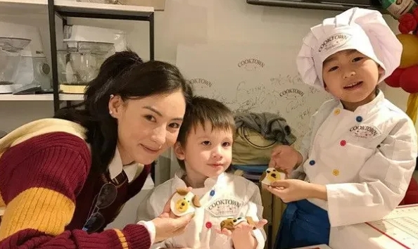 参加了浪姐2的张柏芝，久违露面的她再次接档，节目中似乎已经有些力不从心。

 作