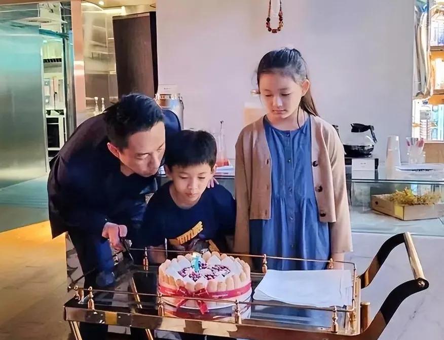 女儿简直就是妈妈的翻版，太像了。这应该是给弟弟过生日吧？只有爷儿三个的空间，爸爸