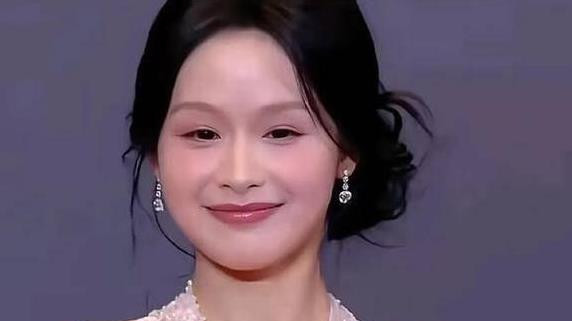 短剧女顶流红毯亮相，与内娱女性各有千秋！