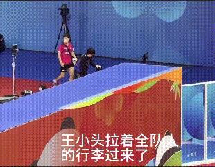 2022年成都乒乓团体世锦赛，当时已经是三号主力的王楚钦，帮着队友拿行李，帮着收