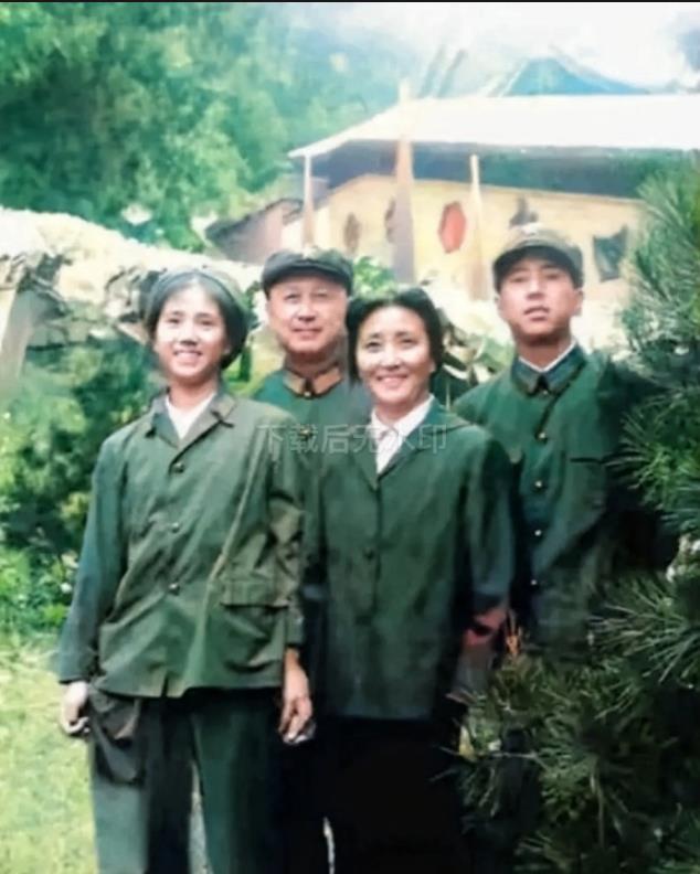 上世纪80年代初，钱老（钱学森）与妻子蒋英、儿子钱永刚、女儿钱永真拍摄的一张全家
