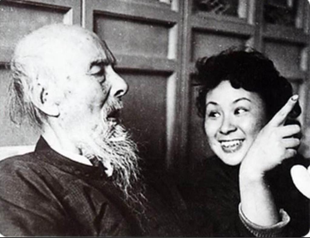 1957年，93岁高龄的齐白石闹着再婚，朋友给他介绍了一个44岁的女人，他勃然大